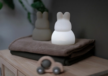 Afbeelding in Gallery-weergave laden, Baby&#39;s only, nachtlamp met muziek - bunny white