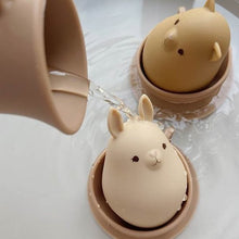 Afbeelding in Gallery-weergave laden, Konges Sløjd, badspeeltjes - cup in a tub warm clay