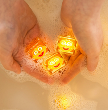 Afbeelding in Gallery-weergave laden, Glo Pals, light up bath cubes - Julia
