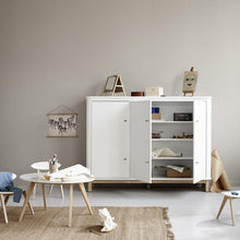 Afbeelding in Gallery-weergave laden, Oliver Furniture - lage 3-deurs kast Wood oak