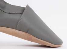 Afbeelding in Gallery-weergave laden, Bobux, slofjes - classic dark grey
