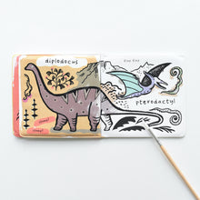 Afbeelding in Gallery-weergave laden, Wee Gallery, badboek - color me dinosaurs