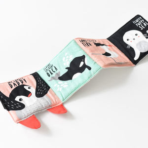 Wee Gallery, knisperboek Friendly Faces - pitter patter pinguin