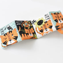 Afbeelding in Gallery-weergave laden, Wee Gallery, knisperboek Friendly Faces - tip toe tiger