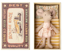 Afbeelding in Gallery-weergave laden, Maileg, little sister mouse in box - pink dots dress