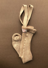 Afbeelding in Gallery-weergave laden, Silly Silas, teddy maillot met voetjes - light brown